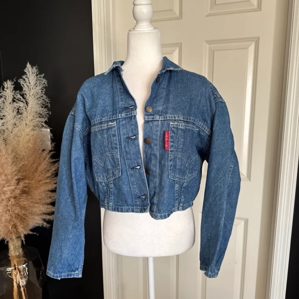 Vintage Levi’s Cropped Large Red Tab RARE Denim Jacket 
Size Large